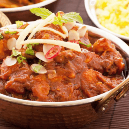 Spicy and flavorful chicken curry cooked with a robust blend of Kolhapuri spices and coconut.