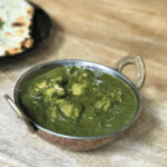 Tender chicken cooked in a rich and creamy spinach-based gravy infused with aromatic spices.